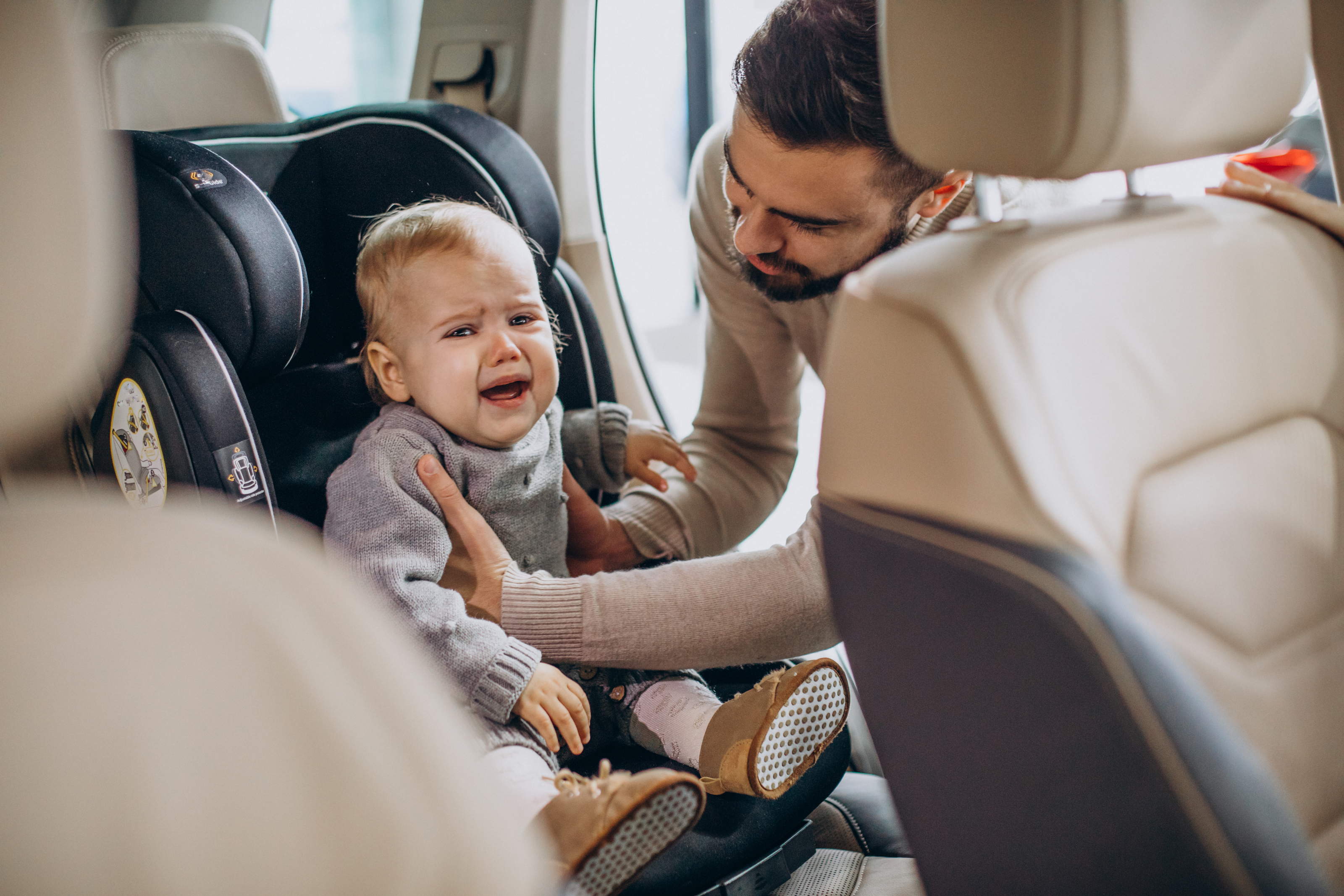 Fotelik z ISOFIX – jak go zamontować, wypiąć i co zrobić, gdy auto nie ma tego systemu?